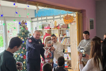 Human gest policije iz Trebinja: Donacija i paketići za djecu iz Nevesinja