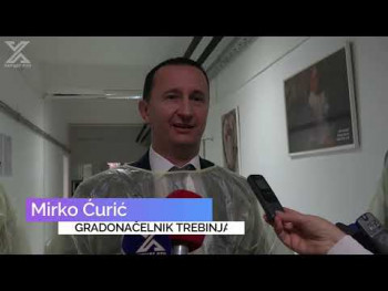 Radosni trenutak u Trebinju: Gradonačelnik darivao zlatnik prvoj bebi u 2026. godini (video)
