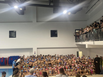 Bogojavljenje u Trebinju: Plivanje za časni krst u zatvorenom bazenu 