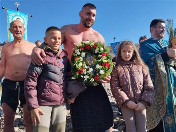 Srđan Lero – pobjednik bogojavljenskog plivanja na Bilećkom jezeru