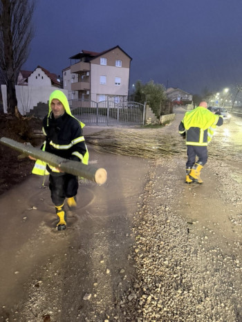 Obilna kiša zahvatila Trebinje: Vatrogasci na terenu, spriječena veća šteta