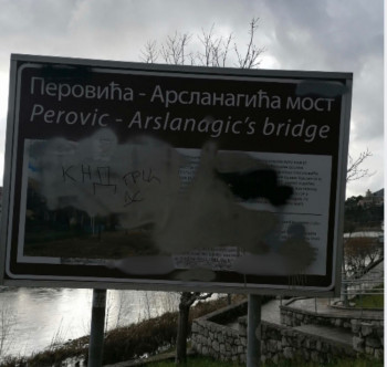 Grafiti i polomljeni fenjeri: Dokle više vandalizam kod Arslanagića mosta?