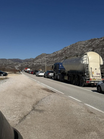 Udes kod Grahova: Saobraćajnica zatvorena, ogromne kolone vozila