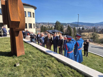 Položeni vijenci na spomenik stvaraocima i braniocima Srpske, počast odao i Dodik (FOTO)