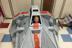 Отац кћерки направио свемирски брод од картона