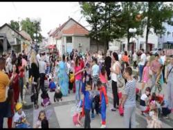 Nevesinje: Polaznici vrtića ukrasili gradske ulice (VIDEO)