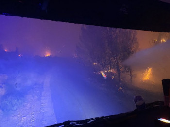 Požar na Ivanici se proširio tokom noći: Jak vjetar rasplamsao vatru između Trebinja i Dubrovnika
