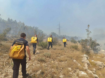 Požari i dalje prijete Trebinju: Vatrogasci danima na terenu, u pomoć stižu helikopteri