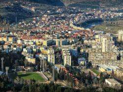 Eksplozija u Mostaru: Oštećeni automobili i objekti