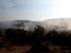 Požari u Berkovićima: Jak vjetar otežava gašenje iz helikoptera (FOTO/VIDEO)