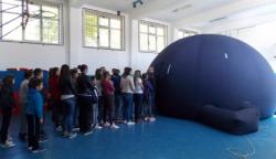Mobilni planetarijum: Osnovci i srednjoškolci „putovali“ u svemir