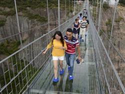 Кинески стаклени мост за љубитеље хорора (ВИДЕО)