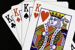 Због чега краљ срце једини нема бркове?