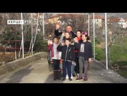 Spremanje božićne pečenice kod porodice Vujović (VIDEO)
