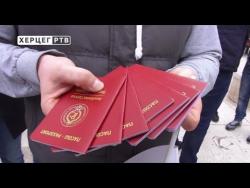 Trebinjski Mladi socijaldemokrati dijelili pasoše Republike Srpske (VIDEO)