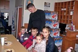 Mladi DNS-a podijelili paketiće mališanima iz socijalno ugroženih porodica