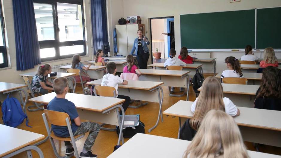 Školarci u Trebinju od ponedjeljka u školskim klupama | Herceg Televizija  Trebinje